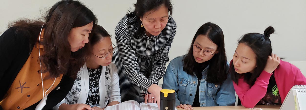 Dr. Yaoying Xu talks with four students from Shanghai Normal University during the Early Childhood/Elementary Practicum in April 2019.
