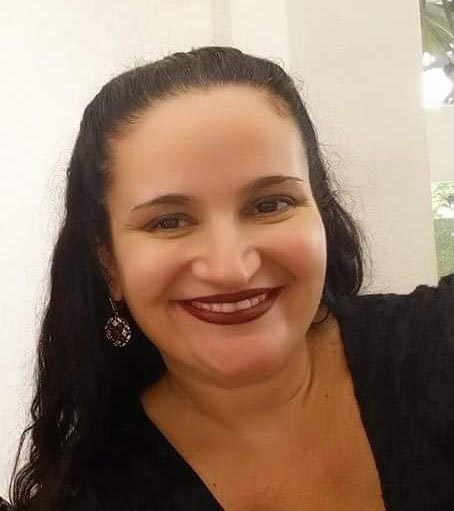 Larger headshot of Dr. Luciana de Oliveira.